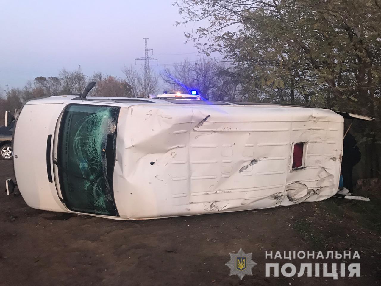 Автобус под Одессой чуть не столкнулся с тягачом. Фото: Нацполиция